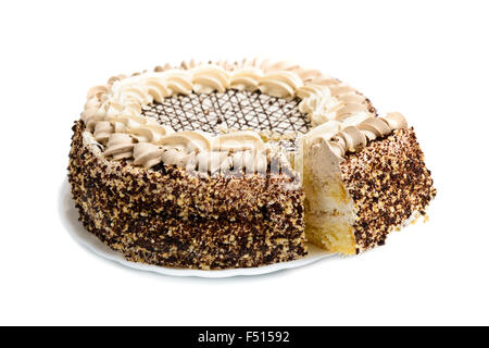 Schokoladen-Sahne-Torte auf weißem Hintergrund mit Scheibe Stockfoto