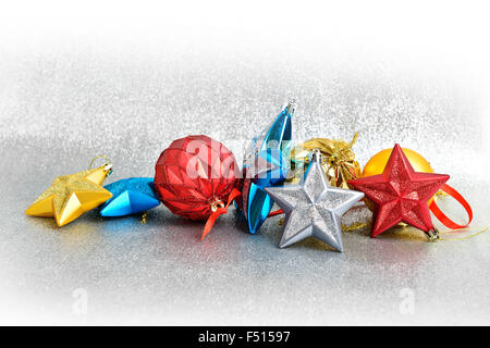 Christbaumschmuck auf weißem Hintergrund Stockfoto