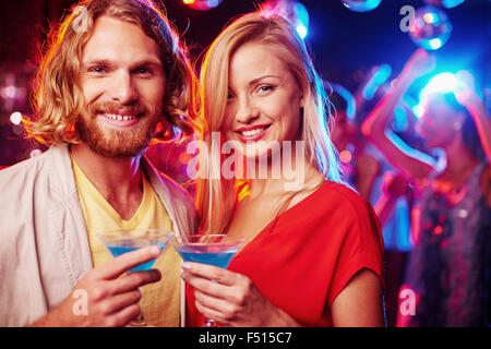 Glückliches junges Paar mit Kanneluren Champagner Blick in die Kamera Stockfoto