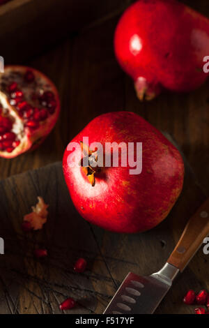 Rohe Bio rote Granatäpfel essfertig Stockfoto
