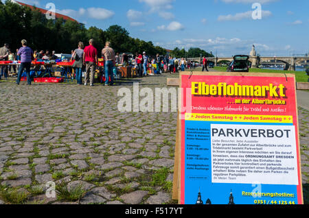 Viele verschiedene Dinge sind für den Verkauf an den wöchentlichen Flohmarkt zur Seite der Elbe angeboten Stockfoto