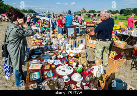 Viele verschiedene Dinge sind für den Verkauf an den wöchentlichen Flohmarkt zur Seite der Elbe angeboten Stockfoto