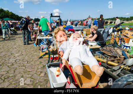 Viele verschiedene Dinge sind für den Verkauf an den wöchentlichen Flohmarkt zur Seite der Elbe angeboten Stockfoto