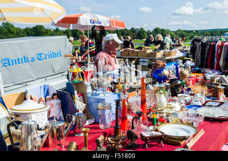 Viele verschiedene Dinge sind für den Verkauf an den wöchentlichen Flohmarkt zur Seite der Elbe angeboten Stockfoto