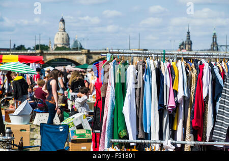 Viele verschiedene Dinge sind für den Verkauf an den wöchentlichen Flohmarkt zur Seite der Elbe angeboten Stockfoto