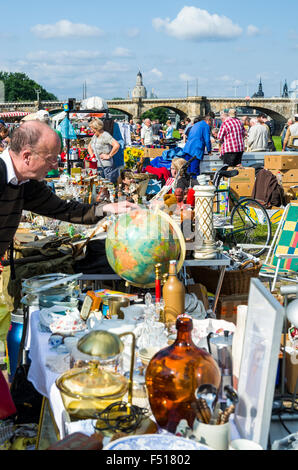 Viele verschiedene Dinge sind für den Verkauf an den wöchentlichen Flohmarkt zur Seite der Elbe angeboten Stockfoto