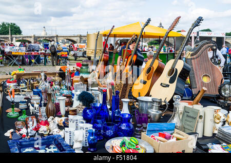 Viele verschiedene Dinge sind für den Verkauf an den wöchentlichen Flohmarkt zur Seite der Elbe angeboten Stockfoto