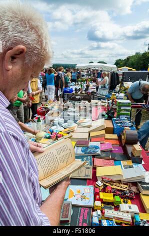 Kunden lesen in der zweiten Hand buch bei der wöchentlichen Flohmarkt zur Seite der Elbe Stockfoto