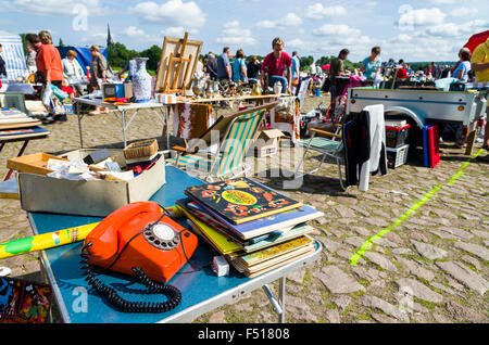 Viele verschiedene Dinge sind für den Verkauf an den wöchentlichen Flohmarkt zur Seite der Elbe angeboten Stockfoto