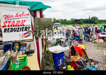 Preis Tropfen an der wöchentlichen Flohmarkt zur Seite der Elbe Stockfoto