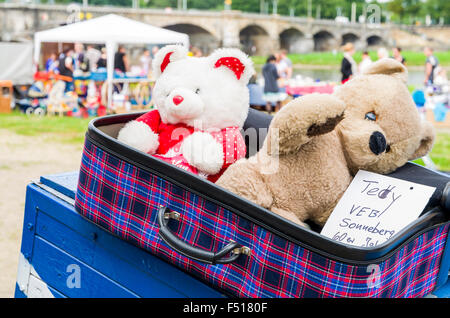 Teddys sind für Verkauf an den wöchentlichen Flohmarkt zur Seite der Elbe angeboten Stockfoto