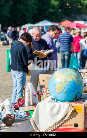 Ein Globus für Verkauf an den wöchentlichen Flohmarkt zur Seite der Elbe Stockfoto