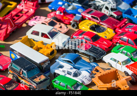 Bunte Spielzeugautos sind für den Verkauf an den wöchentlichen Flohmarkt zur Seite der Elbe angeboten Stockfoto