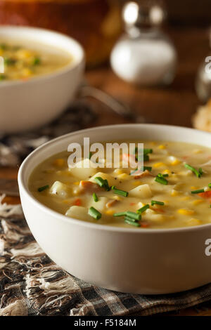 Warme hausgemachte Maissuppe in eine Schüssel geben Stockfoto