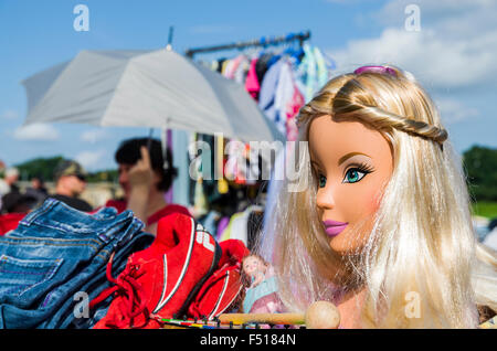 Viele verschiedene Sachen wie Spielzeug und Puppen sind für den Verkauf an den wöchentlichen Flohmarkt zur Seite der Elbe angeboten Stockfoto