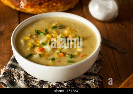 Warme hausgemachte Maissuppe in eine Schüssel geben Stockfoto