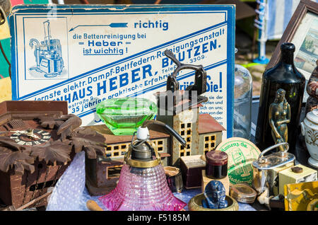 Viele verschiedene Dinge sind für den Verkauf an den wöchentlichen Flohmarkt zur Seite der Elbe angeboten Stockfoto