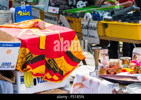 Viele verschiedene Dinge sind für den Verkauf an den wöchentlichen Flohmarkt zur Seite der Elbe angeboten Stockfoto