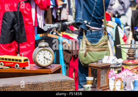 Viele verschiedene Dinge sind für den Verkauf an den wöchentlichen Flohmarkt zur Seite der Elbe angeboten Stockfoto