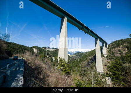 Die Brücke Europabrücke von der Brennerstraße, schneebedeckten Berge in der Ferne gesehen Stockfoto