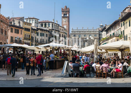 Markt auf der Piazza Erbe, Torre Dei Lamberti und die Casa dei Giudici (Halle Richter") und am Ende des Platzes Stockfoto