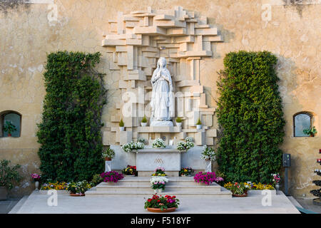 Die Statue der Madonna in der Kirche La Madonna di Lourdes Stockfoto