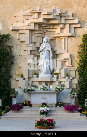 Die Statue der Madonna in der Kirche La Madonna di Lourdes Stockfoto