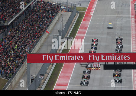 Austin, Texas, USA. 25. Oktober 2015. Motorsport: FIA Formula One World Championship 2015, Grand Prix der USA, #6 Nico Rosberg (GER, Mercedes AMG Petronas Formula One Team), #44 Lewis Hamilton (GBR, Mercedes AMG Petronas Formula One Team), #3 Daniel Ricciardo (AUS, Infiniti Red Bull Racing), #26 Daniil Kvyat (RUS, Infiniti Red Bull Racing), start, Masse, Masse, Menge, Viele, viele Kredit: Dpa picture-Alliance/Alamy Live News Stockfoto
