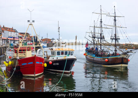 Die Rinde sich bemühen eine kleinere Nachbildung des Captain James Cooks Schiff, die Ankunft im Hafen von Whitby bei Flut Stockfoto