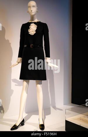 Anzeige der Herbst Winter 1966 Haute Couture Smoking Kleid im Stil Yves St. Laurent ist ewige Ausstellung Bowes Museum 201 Stockfoto