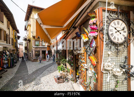 Straßenszene in der Altstadt, am Ufer des Gardasees Stockfoto