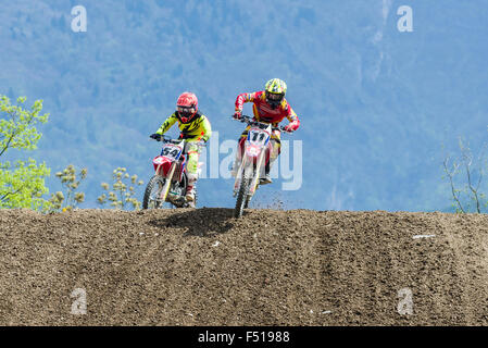 Zwei Motorradfahrer auf motocross Bikes sind Reiten auf einem Feldweg während des Trainings für die mxgp WM-Lauf Stockfoto