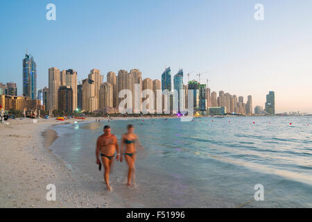 Abend-Blick auf Strand und Skyline von High-Rise Wohnblöcke im JBR Jumeirah Beach Residences in Dubai UAE Stockfoto