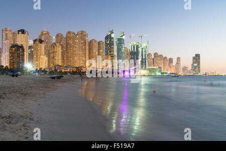 Nacht-Blick auf Strand und Skyline von High-Rise Wohnblöcke im JBR Jumeirah Beach Residences in Dubai UAE Stockfoto