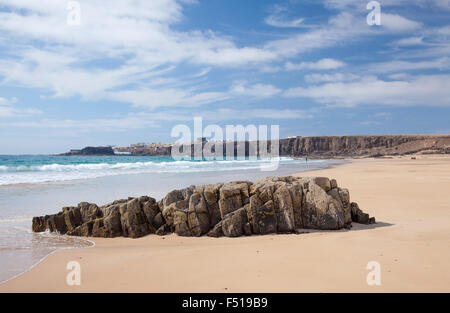 Fuerteventura, Kanarische Inseln, Strand Playa del Castillo neben Dorf El Cotillo, temporäre Lagune am Strand Stockfoto