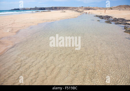 Fuerteventura, Kanarische Inseln, Strand Playa del Castillo neben Dorf El Cotillo, temporäre Lagune am Strand Stockfoto