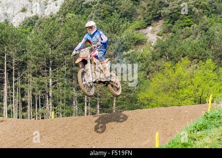 Ein Motorradfahrer auf einer Motocross ist, springen durch die Luft während der Ausbildung für die mxgp WM-Lauf Stockfoto