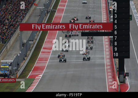 Austin, Texas, USA. 25. Oktober 2015. Motorsport: FIA Formula One World Championship 2015, Grand Prix der USA, #44 Lewis Hamilton (GBR, Mercedes AMG Petronas Formula One Team), #6 Nico Rosberg (GER, Mercedes AMG Petronas Formula One Team), #3 Daniel Ricciardo (AUS, Infiniti Red Bull Racing), #26 Daniil Kvyat (RUS, Infiniti Red Bull Racing), start, Masse, Masse, Menge, Viele, viele Kredit: Dpa picture-Alliance/Alamy Live News Stockfoto