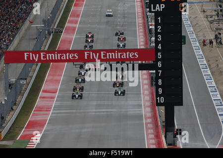 Austin, Texas, USA. 25. Oktober 2015. Motorsport: FIA Formula One World Championship 2015, Grand Prix der USA, #44 Lewis Hamilton (GBR, Mercedes AMG Petronas Formula One Team), #6 Nico Rosberg (GER, Mercedes AMG Petronas Formula One Team), #3 Daniel Ricciardo (AUS, Infiniti Red Bull Racing), #26 Daniil Kvyat (RUS, Infiniti Red Bull Racing), start, Masse, Masse, Menge, Viele, viele Kredit: Dpa picture-Alliance/Alamy Live News Stockfoto