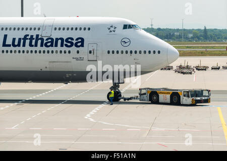 Der Boeing 747 Hannover der Fluggesellschaft Lufthansa wird von einem LKW auf dem Boden des Frankfurt International Airport bewegt immer Stockfoto