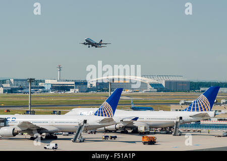 Ein Flugzeug der Fluggesellschaft, die Lufthansa am Frankfurter Flughafen stattfindet, sind zwei weitere Flugzeuge parken auf dem g Stockfoto