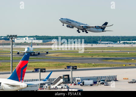 Ein Airbus A340-300 der Fluggesellschaft Lufthansa startet am Frankfurter Flughafen Stockfoto