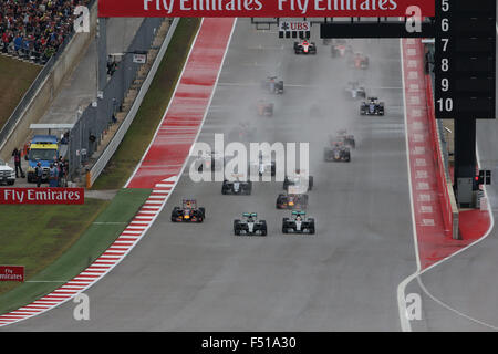 Austin, Texas, USA. 25. Oktober 2015. Motorsport: FIA Formula One World Championship 2015, Grand Prix der USA, #44 Lewis Hamilton (GBR, Mercedes AMG Petronas Formula One Team), #6 Nico Rosberg (GER, Mercedes AMG Petronas Formula One Team), #3 Daniel Ricciardo (AUS, Infiniti Red Bull Racing), #26 Daniil Kvyat (RUS, Infiniti Red Bull Racing), start, Masse, Masse, Menge, Viele, viele Kredit: Dpa picture-Alliance/Alamy Live News Stockfoto