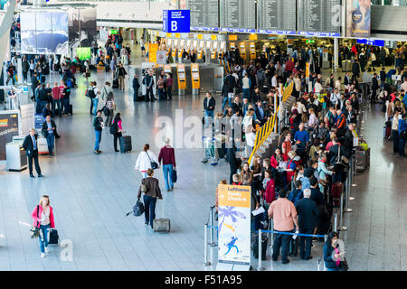 Viele Leute warten auf den Check-in am Terminal 1 des Frankfurter Flughafens Stockfoto