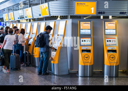 Viele Menschen versammeln sich auf das selbst einchecken der Fluggesellschaft Lufthansa am Terminal 1 des Frankfurt International Airport Stockfoto