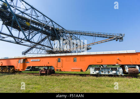 Eine orange Spur Bewegen der Maschine der Firma Takraf, in Braunkohle Tagebau verwendet Schienen zu verlagern, ein Teil der Stockfoto