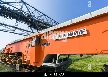 Eine orange Spur Bewegen der Maschine der Firma Takraf, in Braunkohle Tagebau verwendet Schienen zu verlagern, ein Teil der Stockfoto