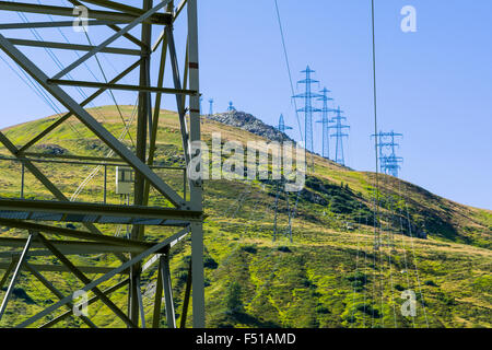 Eine Leitung ist crossing Green Mountains Pisten in großer Höhe Stockfoto