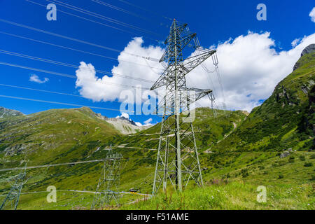 Eine Leitung ist crossing Green Mountains Pisten in großer Höhe Stockfoto