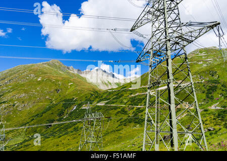 Eine Leitung ist crossing Green Mountains Pisten in großer Höhe Stockfoto